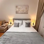 1 Center Elegant 2br With Panoramic Museum View And King Bed * Prag